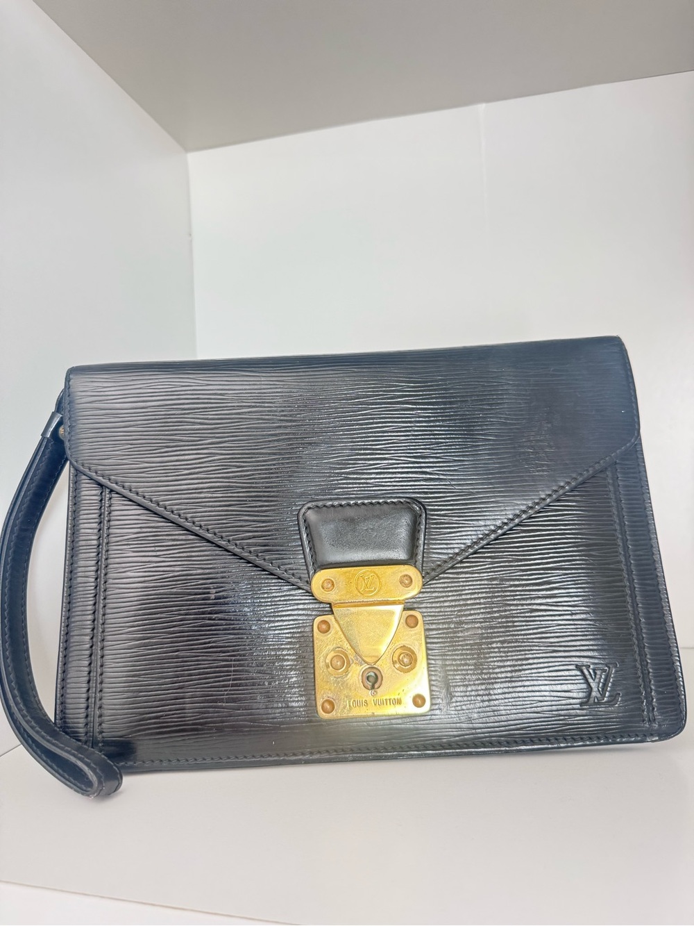 Authentic Louis Vuitton Epi Sellier
Dragonne Clutch Black Vintage